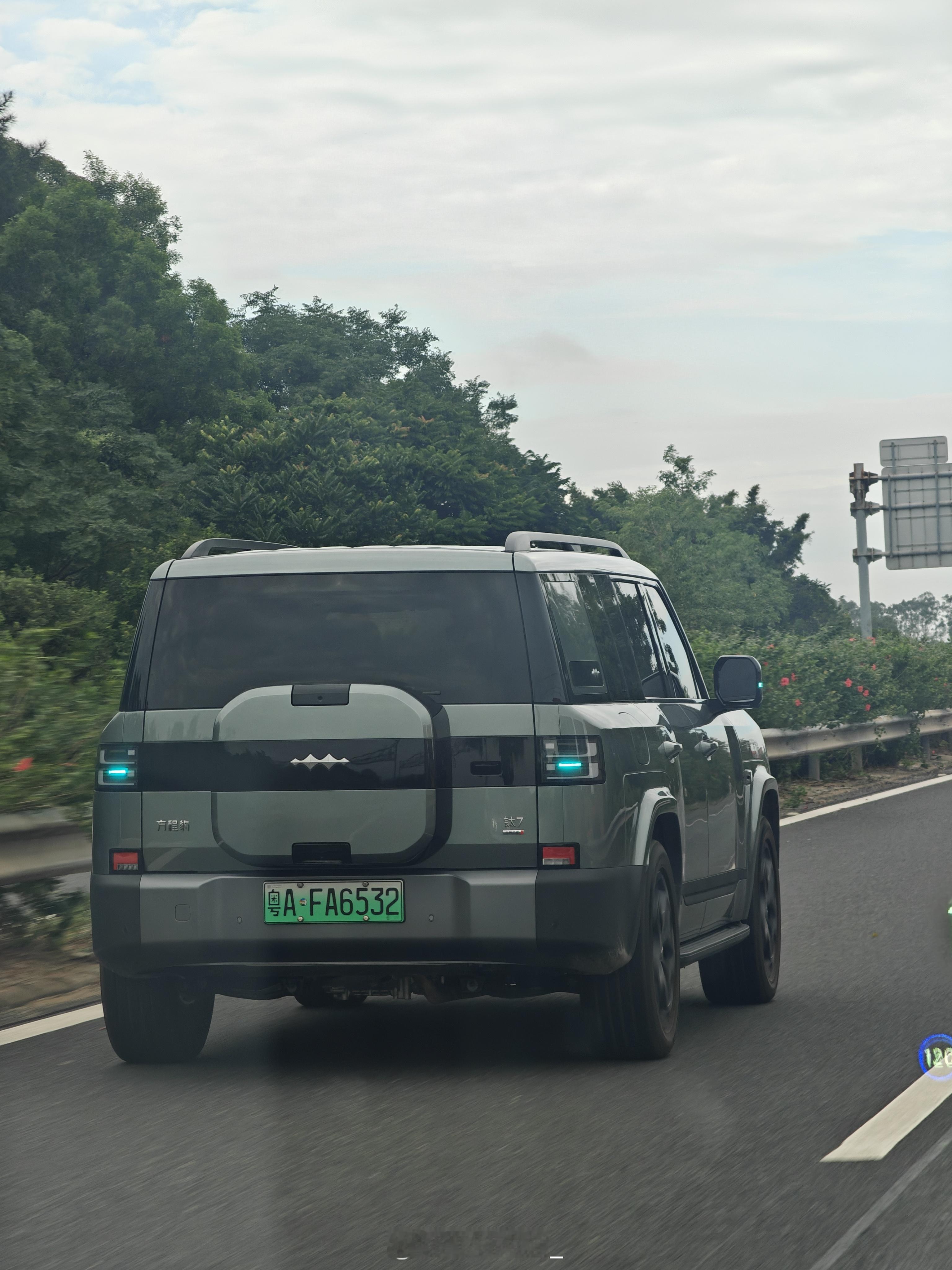 深圳路上方程豹钛7居然有这么多，而且都是亮着小蓝灯[大笑]方程豹钛7方程豹​​