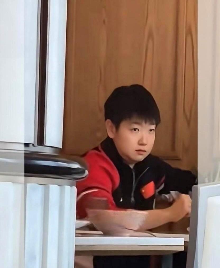听说莎要考四级好紧张呀王楚钦这猪头还在那里笑莎莎赶紧把这猪头揍扁这姑娘真