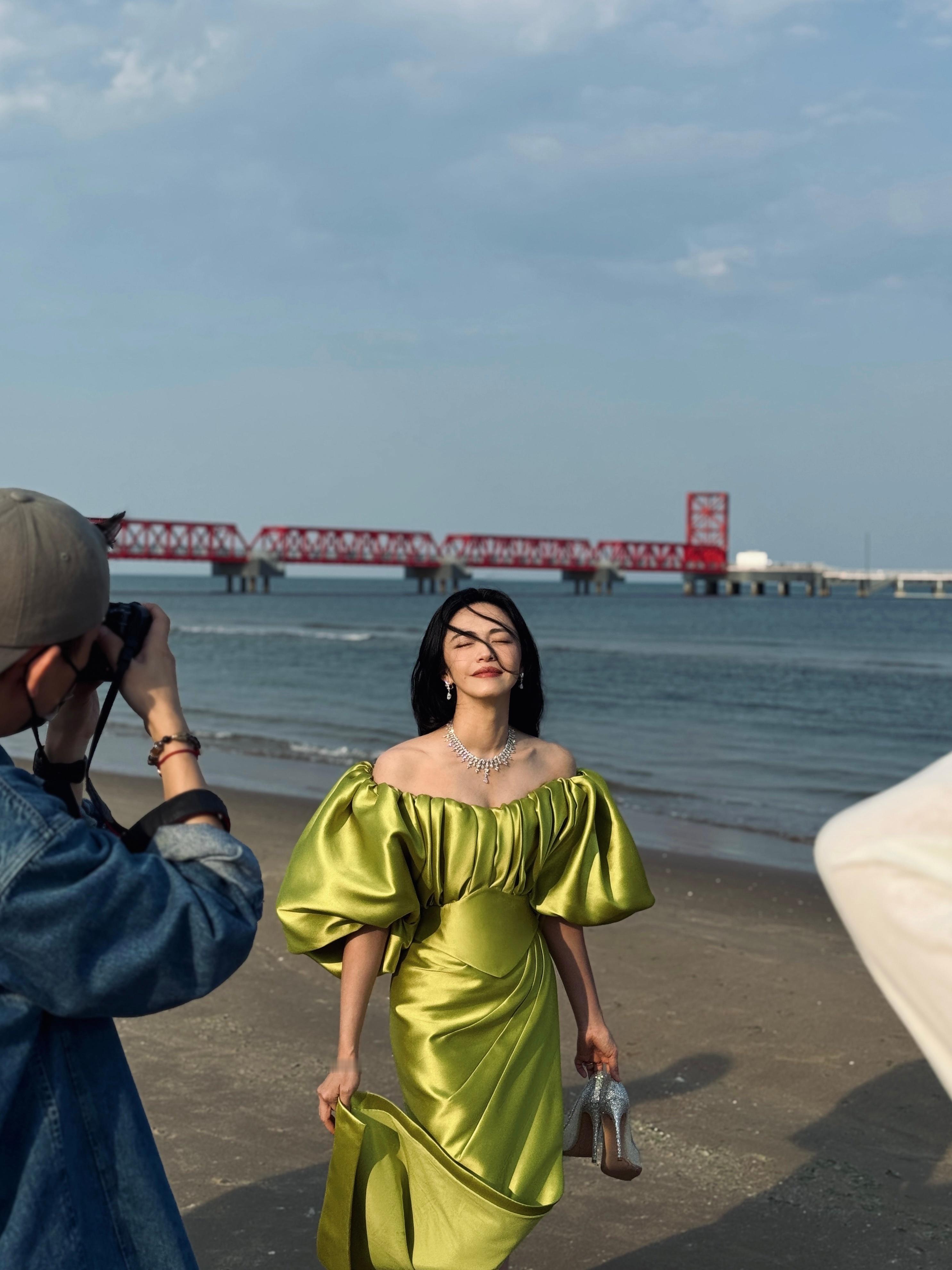 姚晨海边拍照🌊​​​