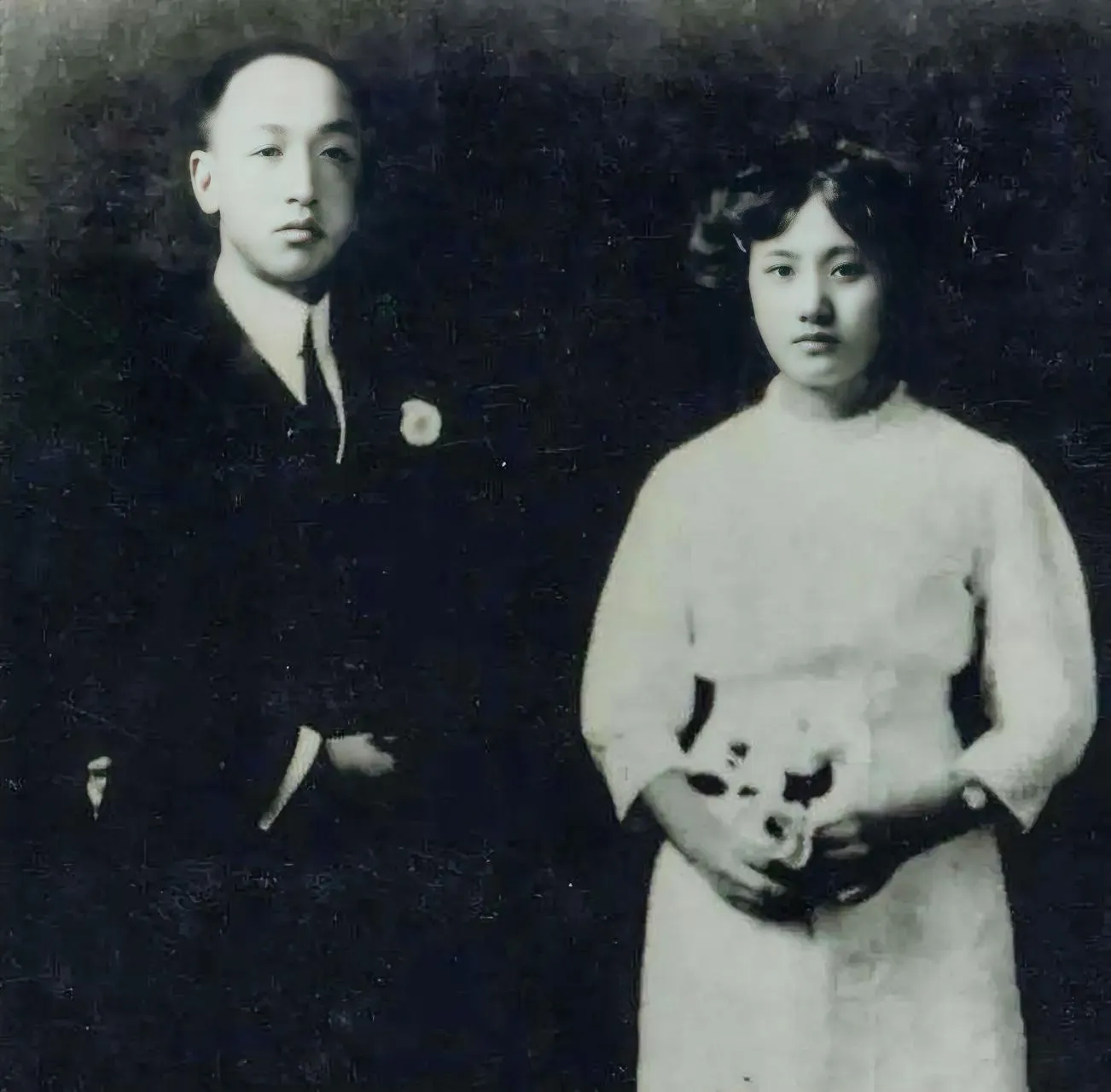 1914年，27岁军官要给14岁风情女子赎身，管事的要3万赎金，他正要付钱，却被