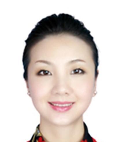 2012年，一架飞往乌鲁木齐的客机升至5000米高空时，一位空姐突然推着餐车猛撞