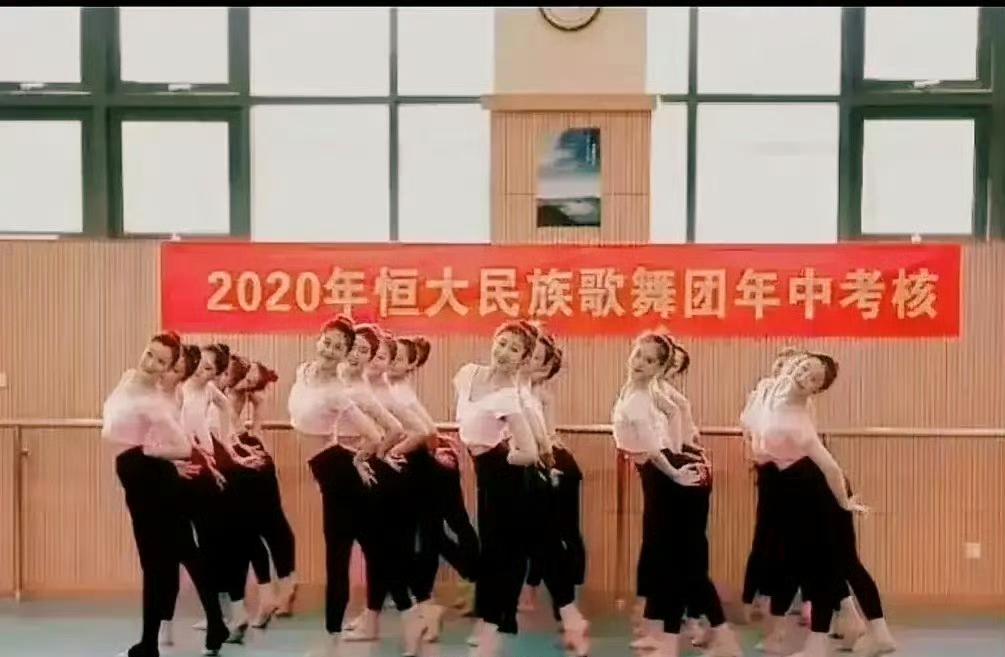 恒大歌舞团曾是地产狂飙时代的华丽注脚，从1999年金碧巨星起步，到鼎盛时两百人规