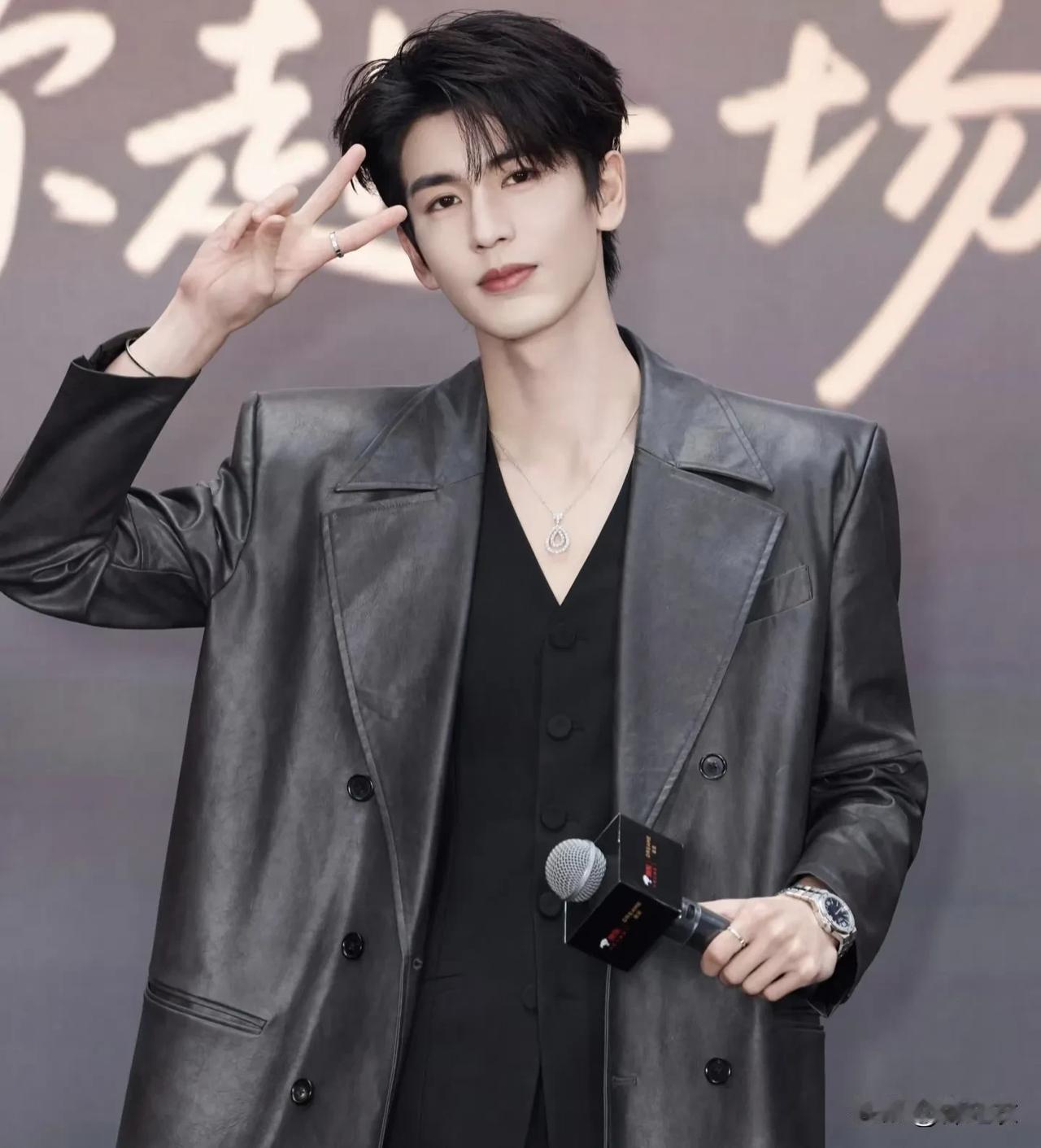 张凌赫初高中就是当时有名的校草,记得当时左耳在他们学校拍摄,他们学校发了他一组宣