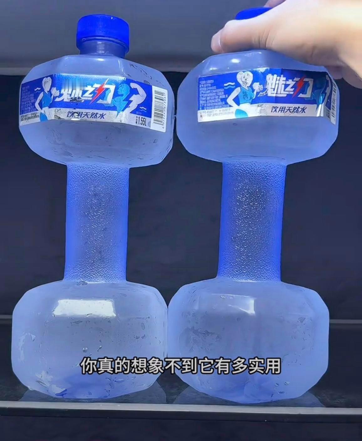 太有赚钱的头脑了！一家生产矿泉水的公司老板突发奇想，将矿泉水瓶子做成哑铃的形状