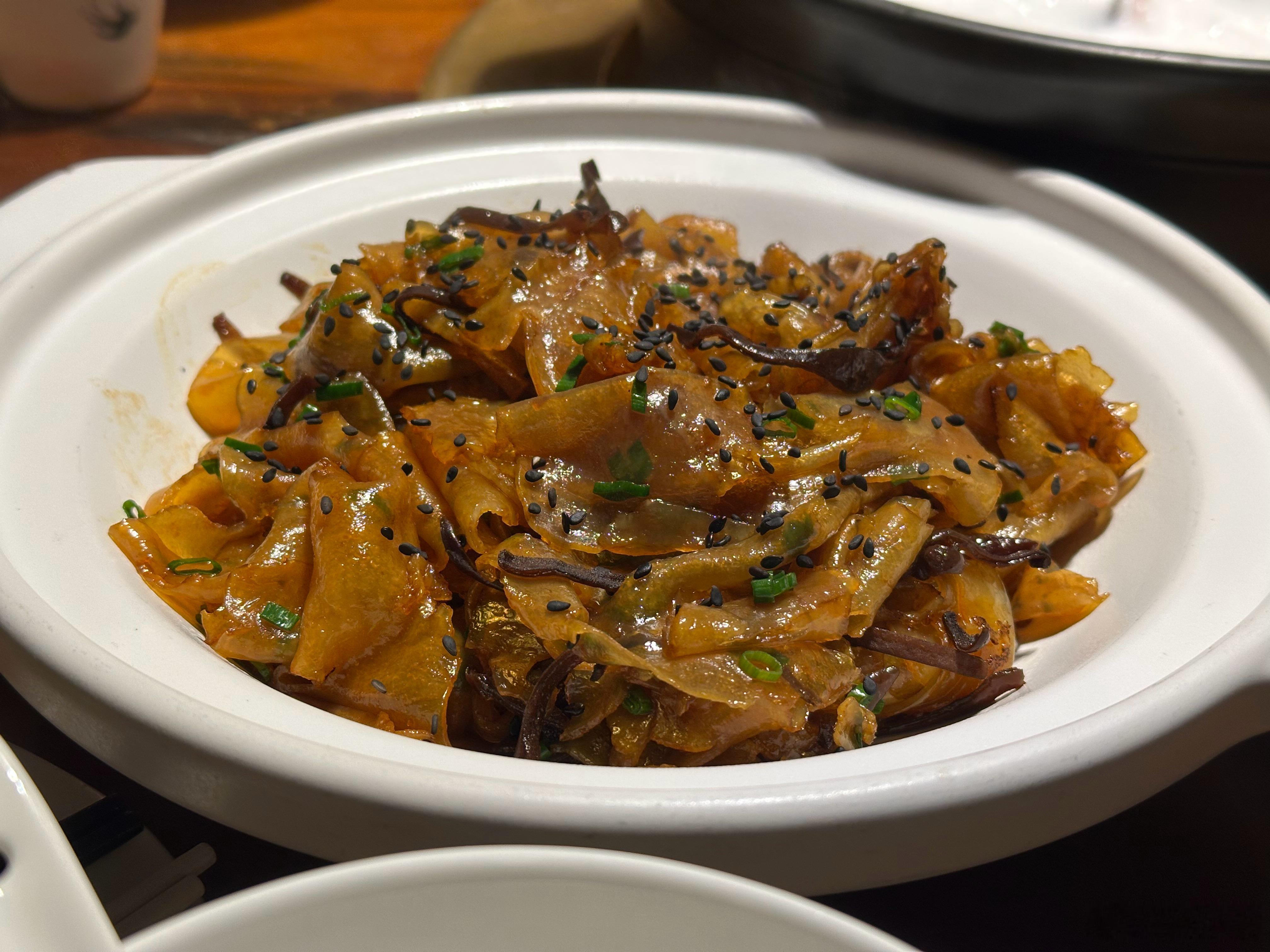 陈村粉好好吃啊。好吃的鱼叫不出名字。鸡肉这样烫也是美味极了。正好看到欧阳应霁先生