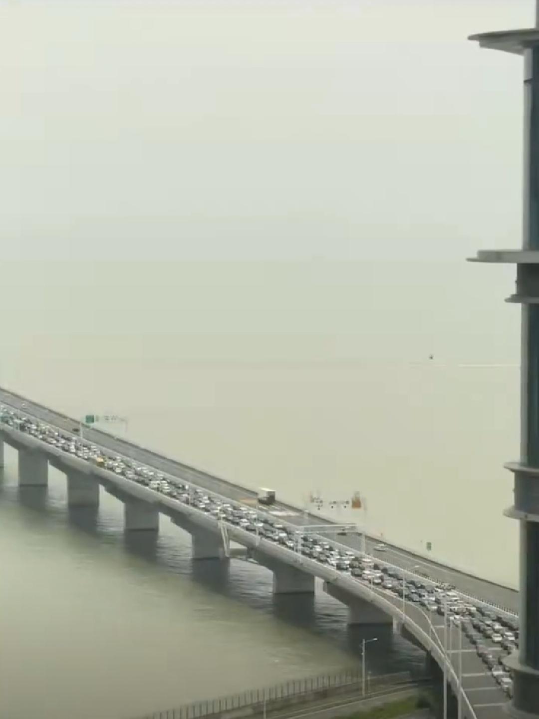 曾经的港珠澳大桥车辆稀疏，以前大多数是大陆南下香港的车辆，有外媒嘲笑这是一条“单