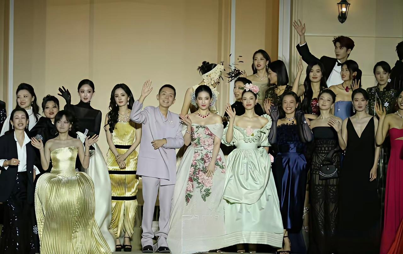 《vogue》时尚盛会，面对“85花决赛”的敏感问题，主编刘冲确实是“端水大师”