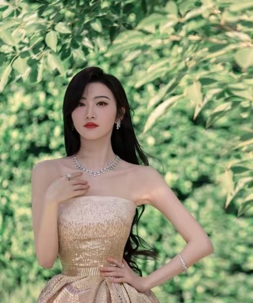 景甜这组白毛衣写真真是美到心坎里了，那种温柔又高级的质感特别打动人。看她练普拉提