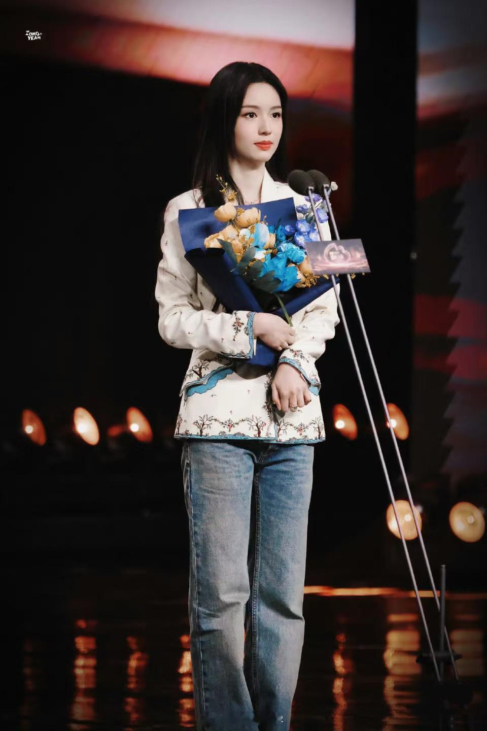 周也牛仔裤大大方方新中式配牛仔裤，就这么大大方方地上台领奖！女明星们，请把这种