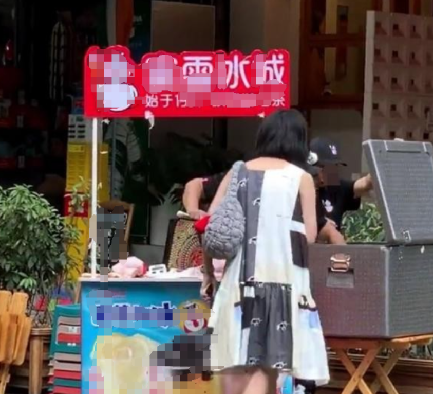 江苏南京，男子以单价4元的价格，从门店买了100杯柠檬水，在景区里进行售卖，每杯