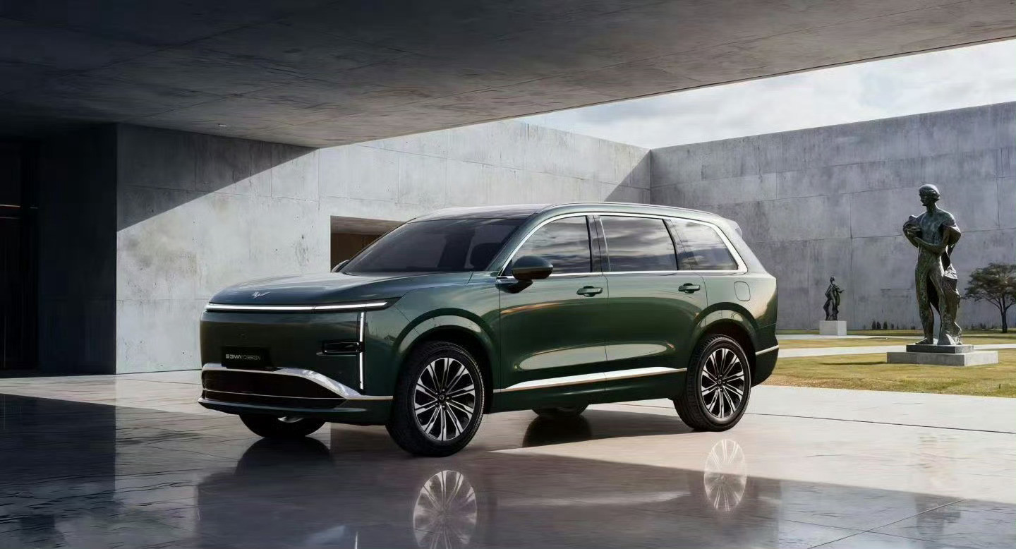 五菱的大6座插混SUV，五菱星光L，车长4.98米。尺寸比理想、问界啥的都稍微短