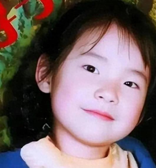 西安一名6岁的程颖在校门口等妈妈，被拐卖长达九年。九年里，她每天默念这7个字，从