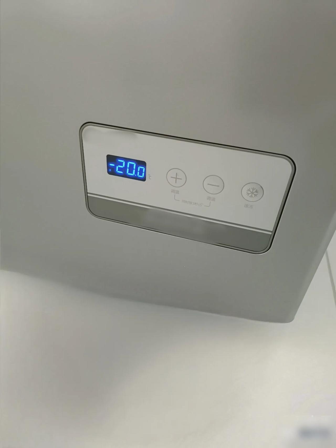 客户4个月前于网上购买了一台300升的冷柜，反馈称机器操作面板无法调温，柜子里价