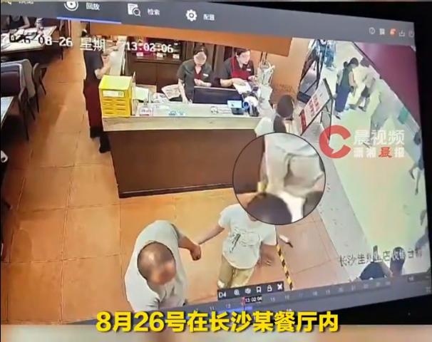 4岁男童餐厅碰触女子臀部被指"摸臀"，三次调解未果：一起小纠纷为何要走到对簿公堂
