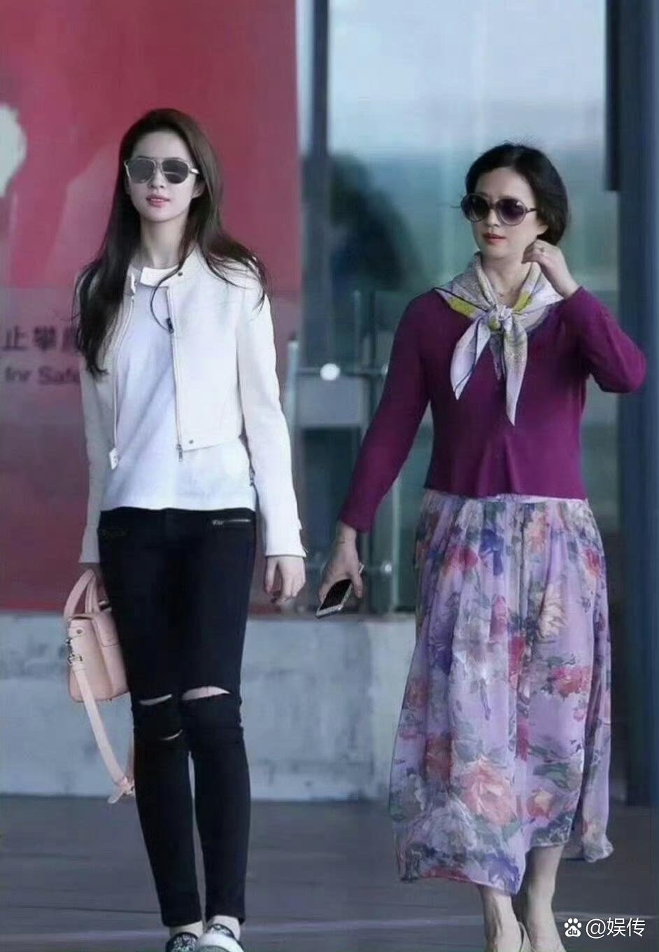 刘亦菲65岁妈妈颜值太绝了！竟比女儿还要惊艳，举手投足满是优雅气质，和刘亦菲同框