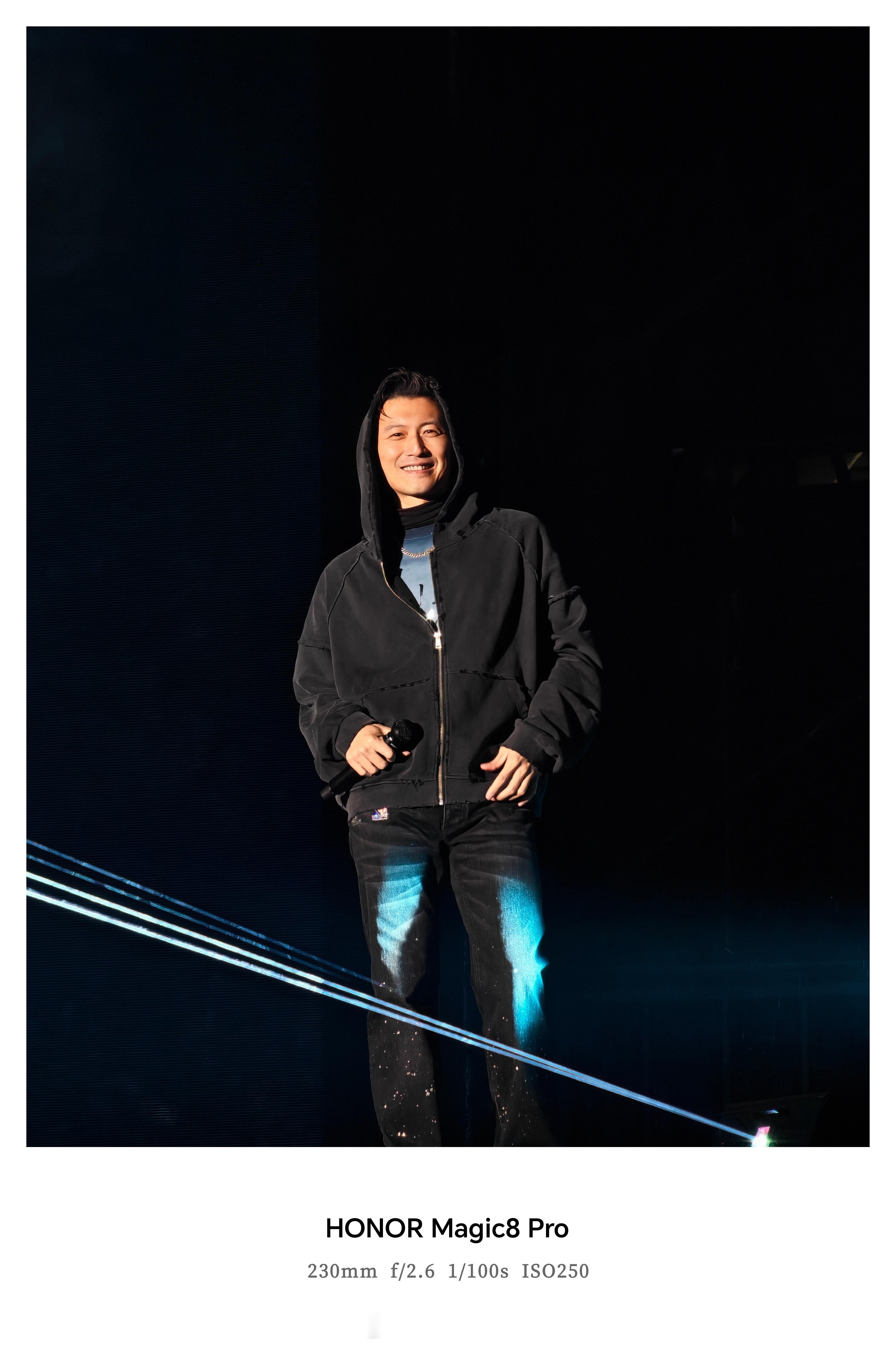 谢霆锋的演唱会现场太燃了！荣耀Magic8​​​