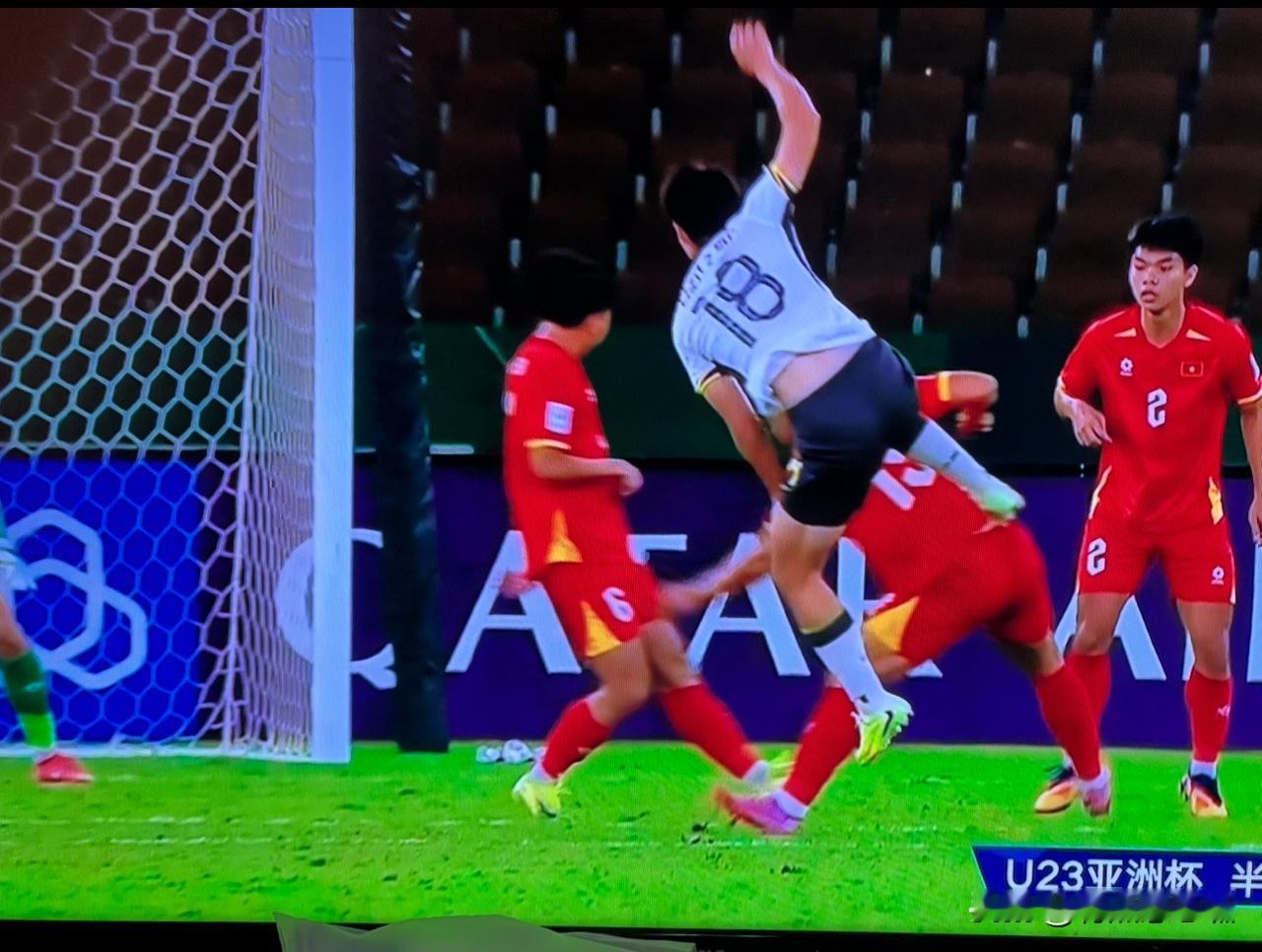 中国队今天的打法相当正确45°角传中，谁都怕，而且今天中国队敢于攻出去，就成