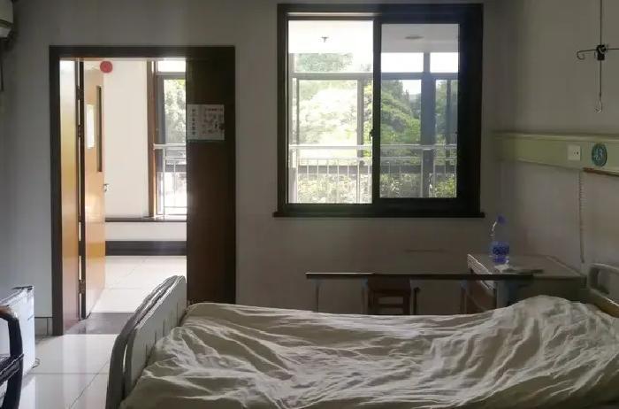 2018秋体检，肺里冒出6mm磨玻璃结节！六年后它悄长2mm变癌，手术竟这么轻松