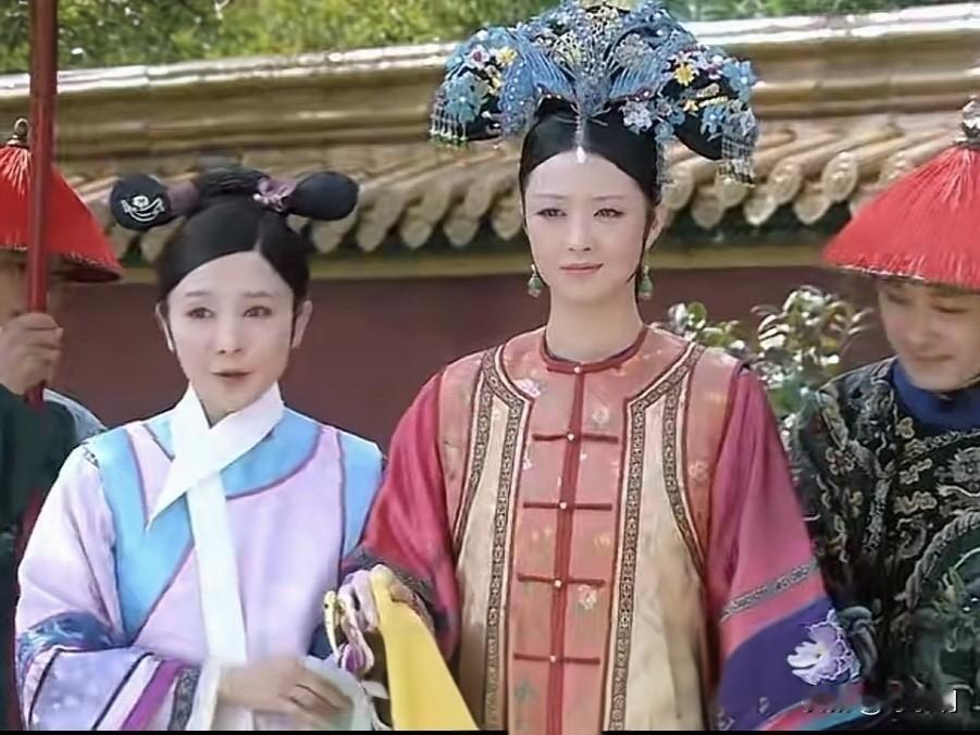 前阵子《甄嬛传》重聚晚会，蒋欣说起滴血认亲还是兴奋，但我最近翻老剧，发现华妃身上有个细思极恐的细节。