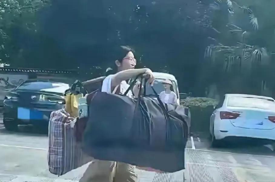 谜底揭晓，班主任讲符合预期，扁担女孩得偿所愿。广西灌阳县“扁担女孩”