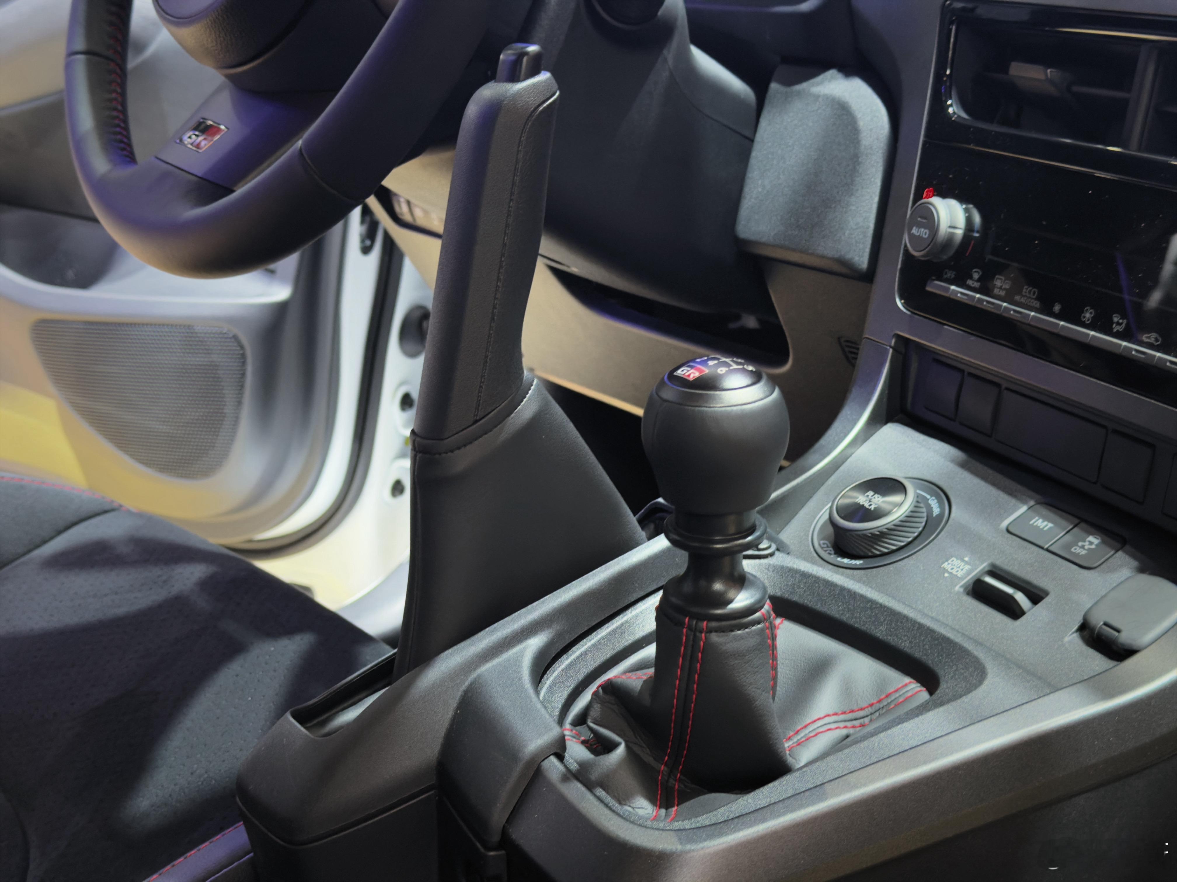 放在6、7年前原厂手刹在这个位置的车得被围得里三层外三层吧？