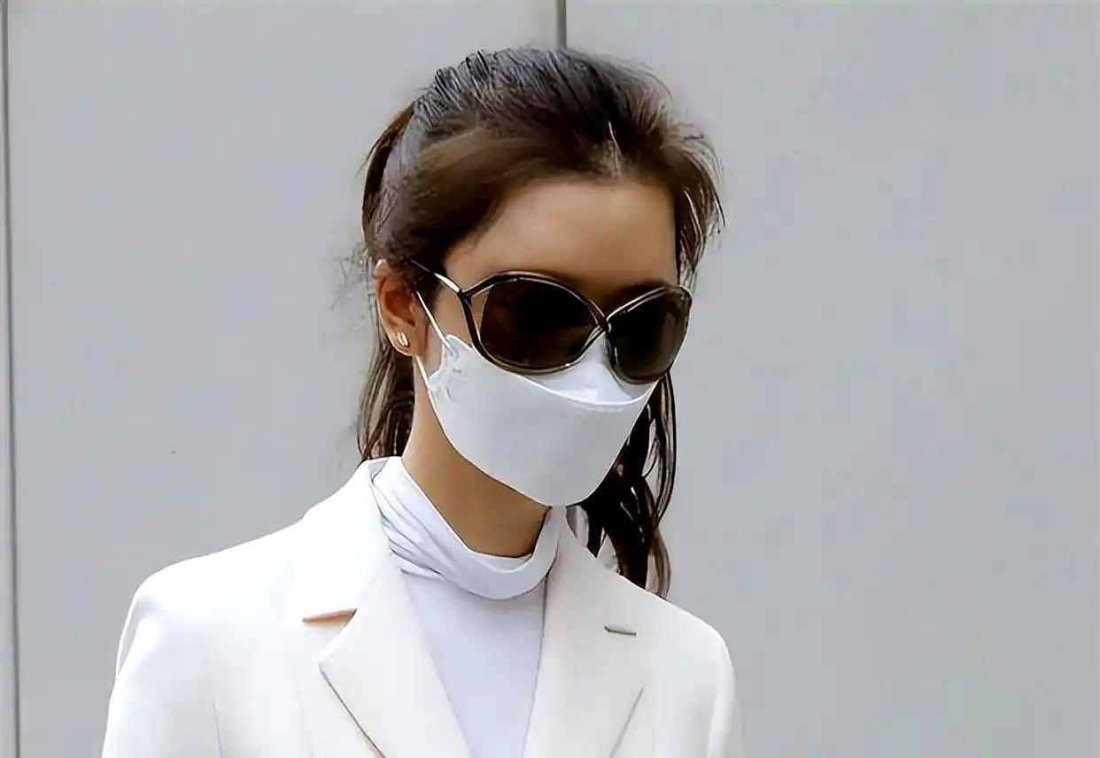 他让前任倒贴了8000万。持续十年的官司，昨天彻底落幕。周星驰一分没赔，反