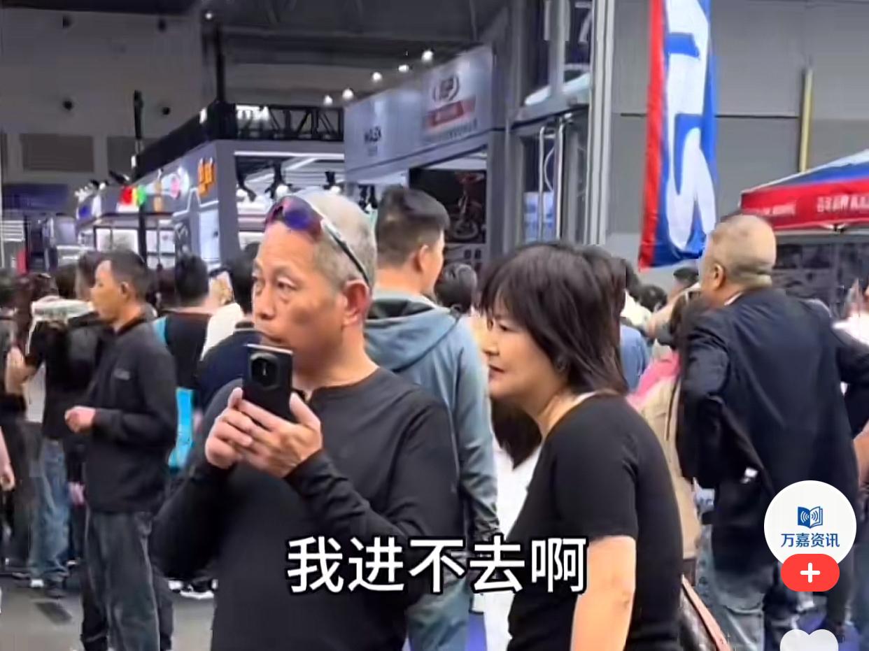 摩博会上，牙哥真的是没见到张雪一面，在展台外面打电话给星姐：“我进不去啊！挤不进