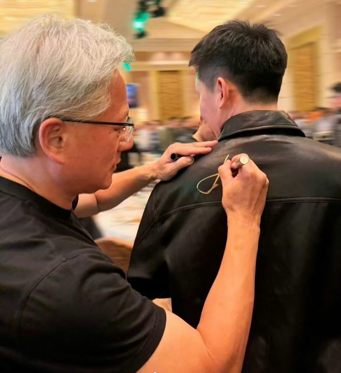 英伟达员工晒年会最牛年终奖英伟达员工晒出年会神仙年终奖，竟是黄仁勋亲笔签名的经典