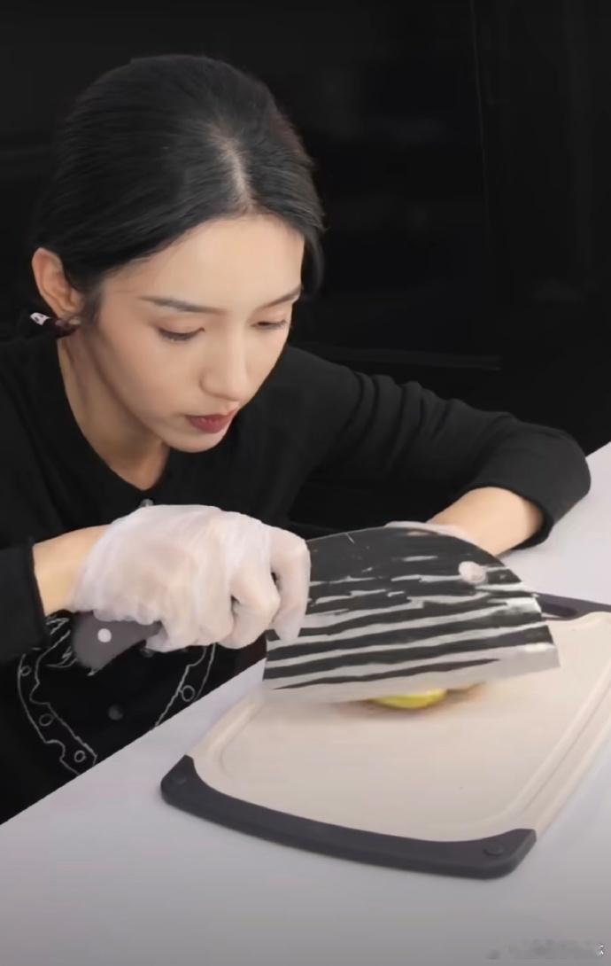 周也把做饭变成了一件超有趣的事！她的vlog里，食材在手中变换美味，步骤清晰易懂