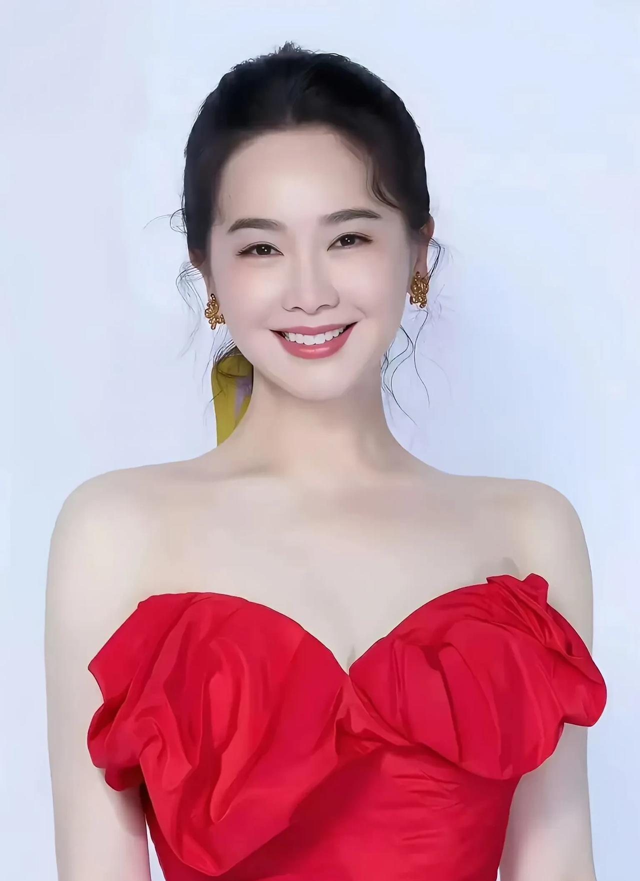 成熟女性魅力爆棚！左小青红裙穿搭令人陶醉