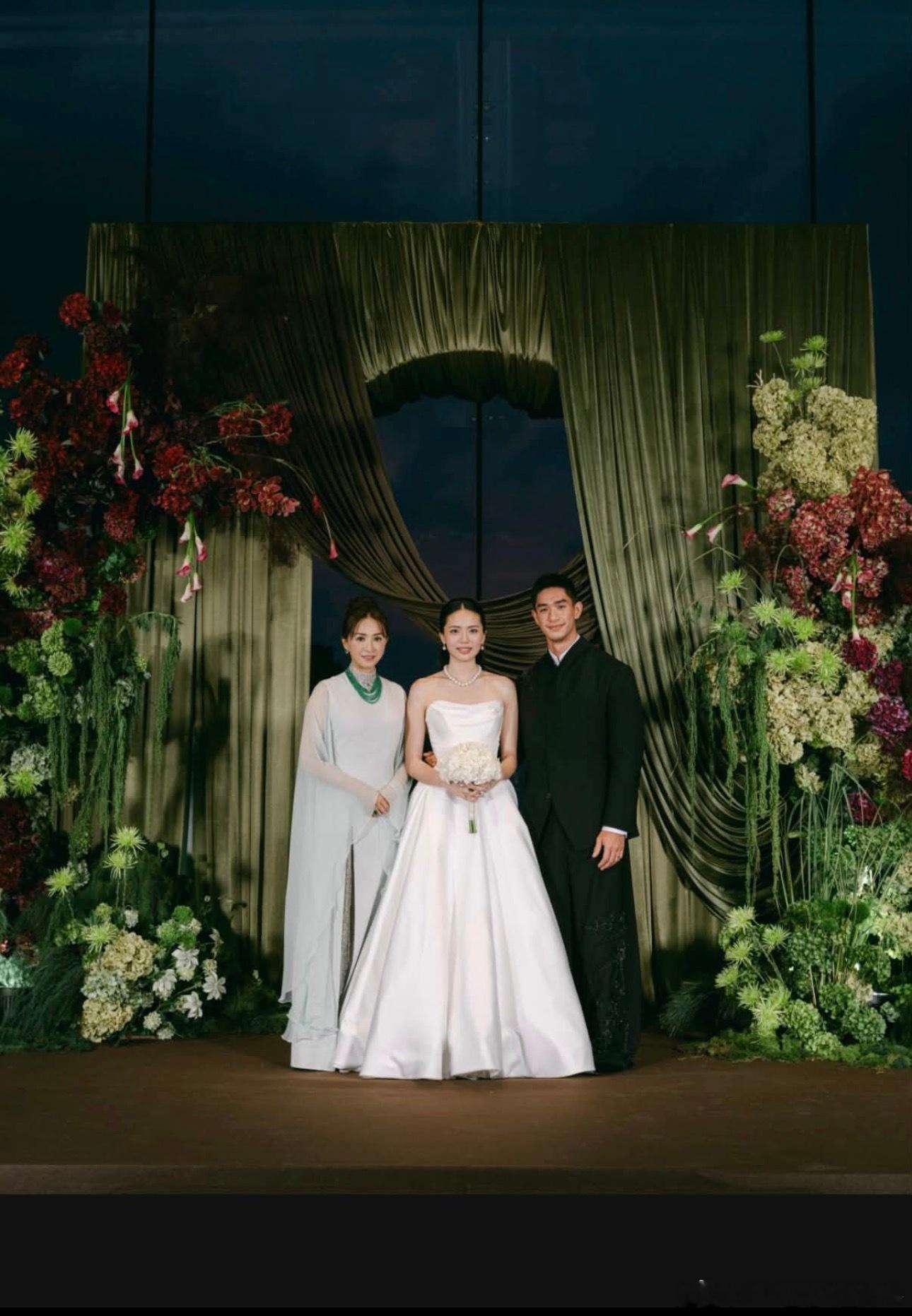 前港姐吴婉芳的二儿子结婚婚礼，她大方和张学友现场献唱，张学友非常讲情义，全场以