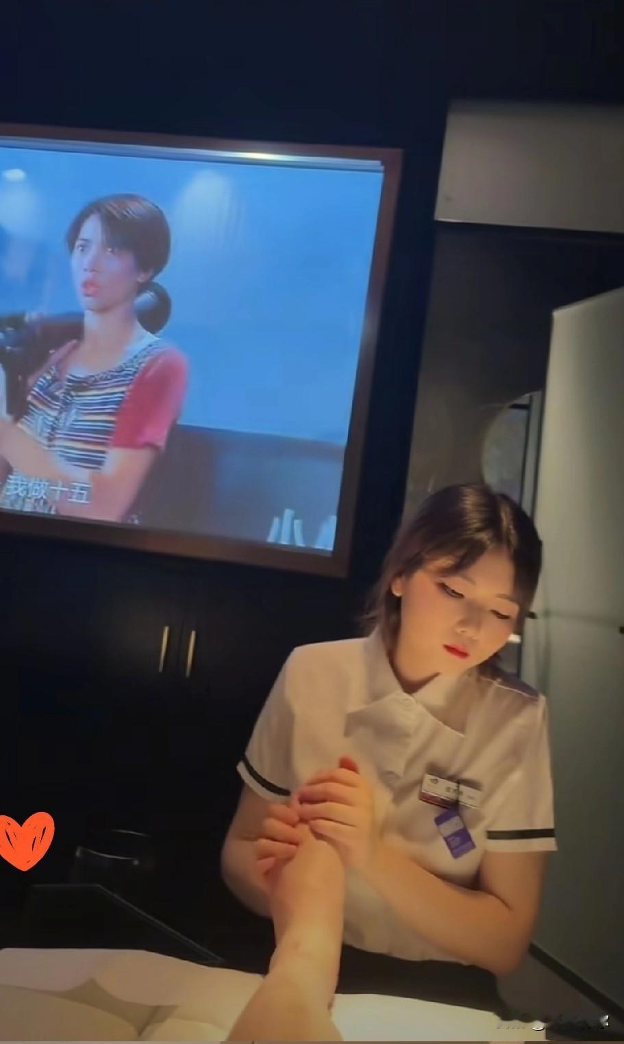 足浴小姐姐那句“在家洗脚一块钱，为啥花200来店里”，真是戳破了不少人不愿说的真