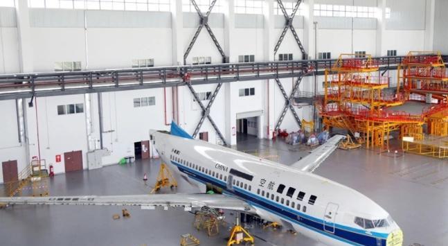 南航退役的波音737-700在贵阳机场拆解，本以为是拆废铁，结果发动机舱里直接藏