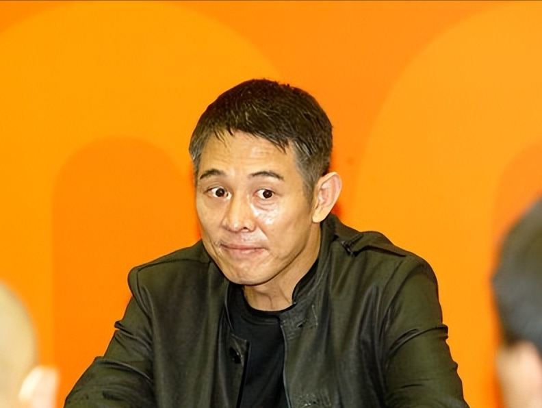 1994年，有位日本记者当众刁难李连杰：“南京大屠杀死了30万人，你们是一个个清点出来的吗？”李连杰