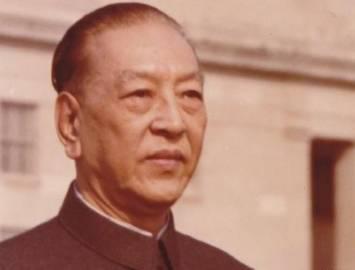 1950年，中国驻瑞典大使耿飚遭到瑞典军官的轻视：“你带过多少兵？”谁知耿飚轻飘