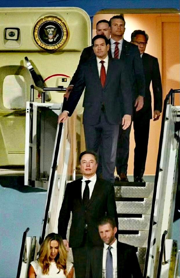 鲁比奥跟在马斯克的身后走下空军一号，他是相当的低调啊，马斯克在这边的名气确实比他