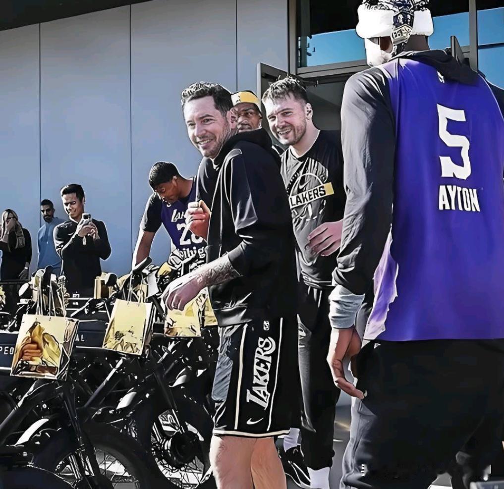 前有东契奇送电动自行车后有欧文送高尔夫球车两人尽显球队老大格局首先说东契奇