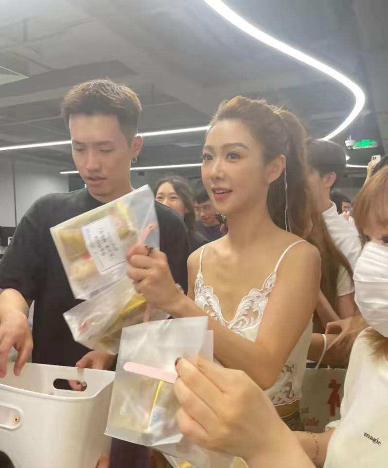 我有个朋友线下活动见过薛凯琪她说了一句大实话她说线下的薛凯琪并不是镜头前的那