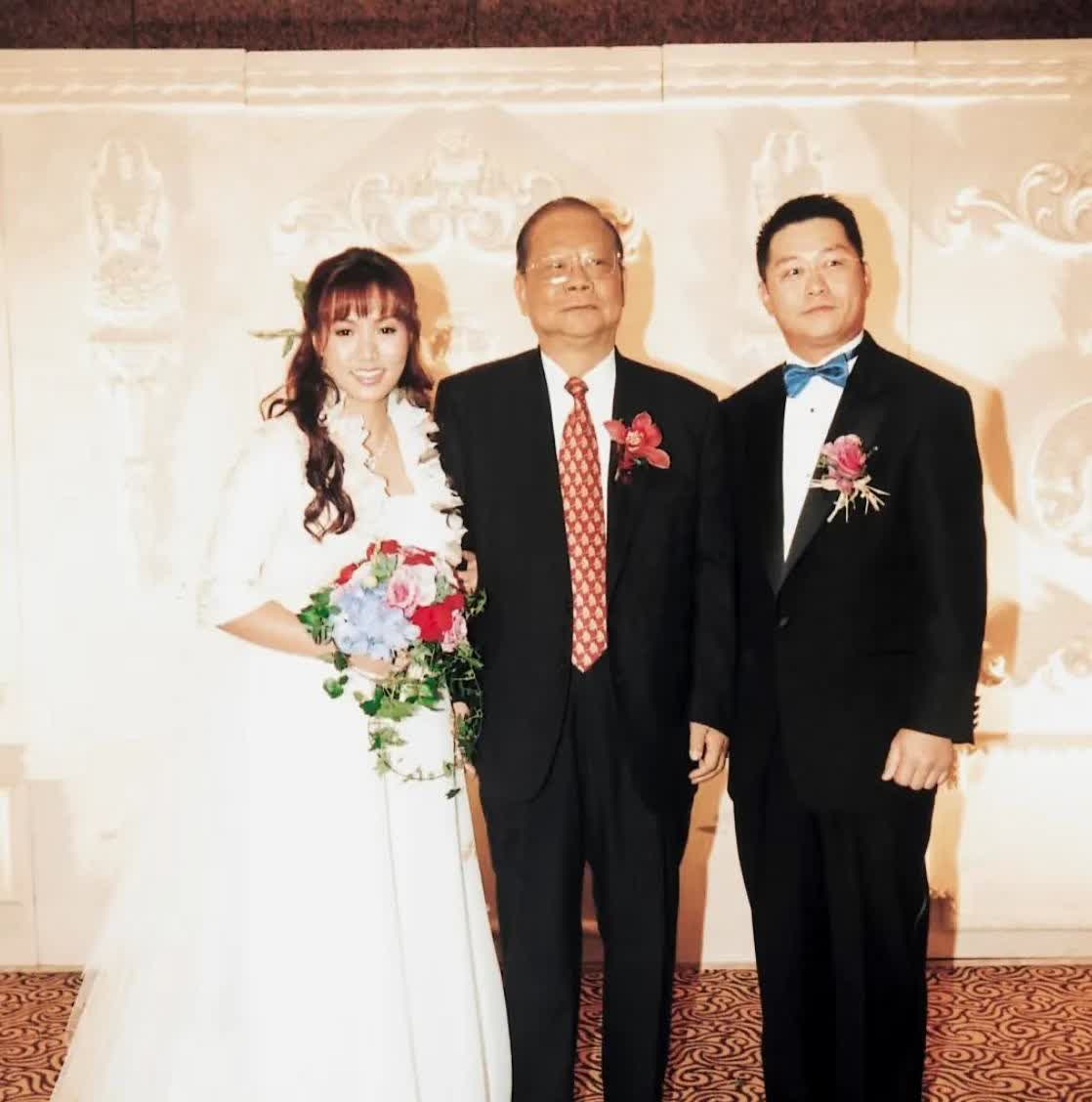 图为2002年，香港歌手黎瑞恩的婚礼。中间是她的公公—“领带大王”曾宪梓，右一是