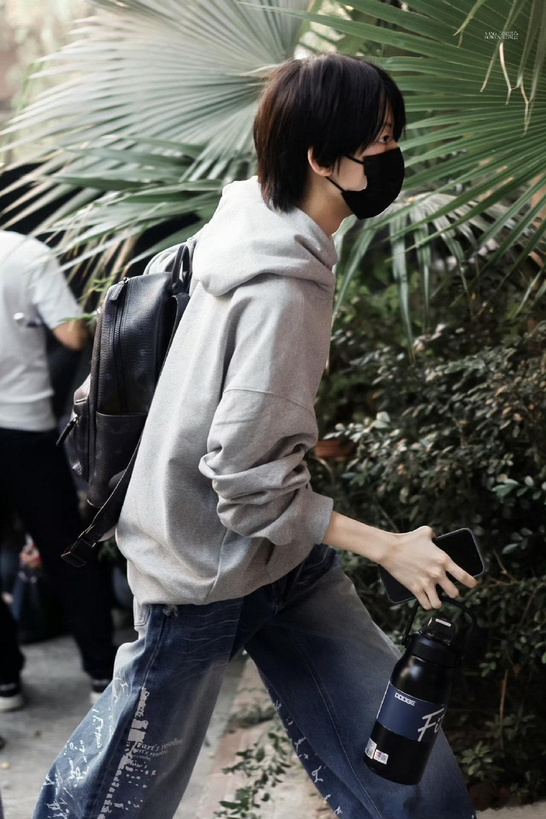 王橹杰、张函瑞、杨博文围读《我们的少年时代2》上班路透