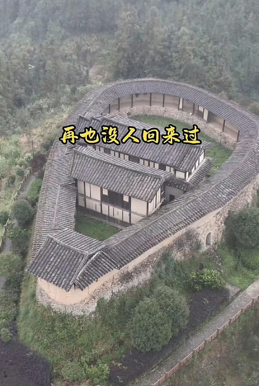 百年前大户人家的豪宅，如今在荒草丛中落寞凋零。