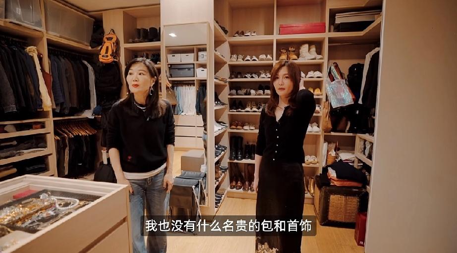 演员刘孜请朋友来她在北京的豪宅家里参观，装修风格看着很杂，但不失高级，客厅有一整