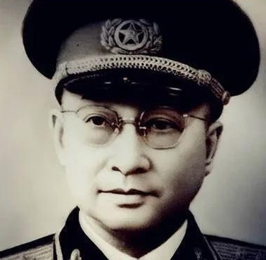 一天，一死刑犯被押到北京恭俭胡同后，一抬头，发现陈赓站在跟前。他“噗通”一声跪在