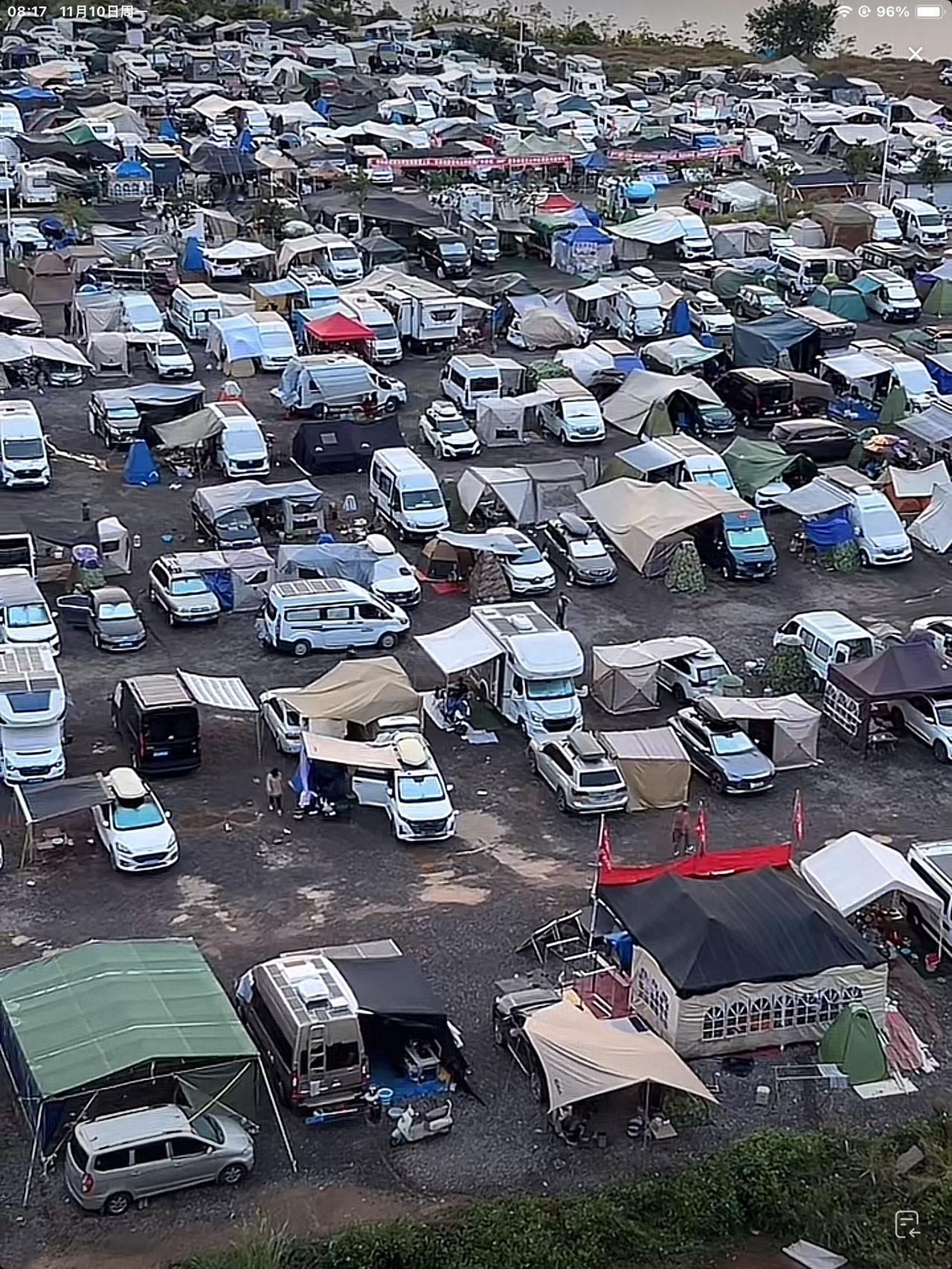 这是云南昭通的一个自驾游露营基地，里面密密麻麻都是车。住在这种环境里，不知道感觉