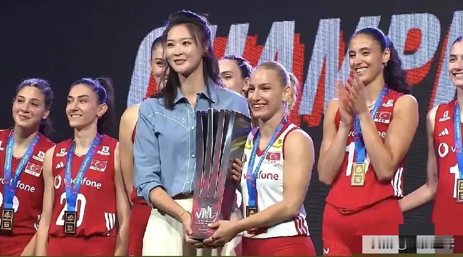 惠若琪才是中国女排的门面！这一幕恐怕很多人没想到吧，在世界女排联赛总决赛颁奖仪
