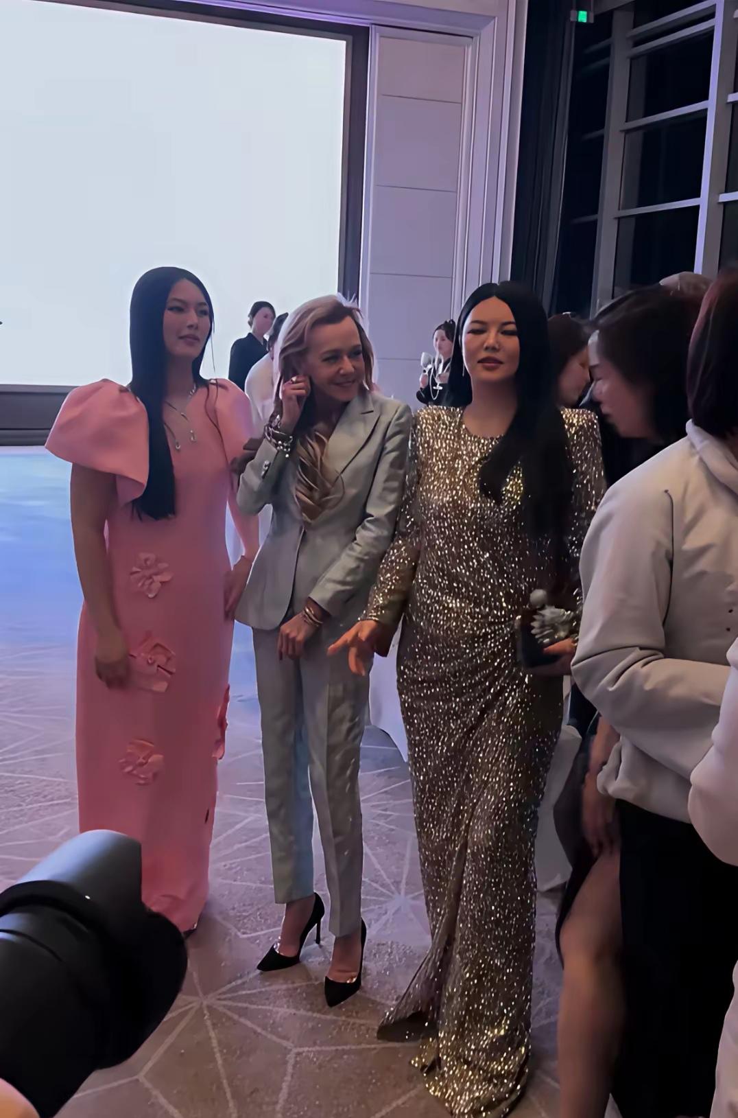 李湘这次在哈尔滨的路人照，算是把“上镜胖三分”的真相摆得明明白白。没了精修