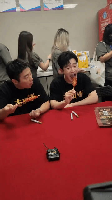 黄晓明这淀粉肠吃的真香，他一看就是真的爱吃但怕胖不敢吃，平时克制惯了，其实特馋这