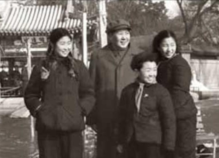 1972年，李讷生娃后写信请求爸爸接济8000元，毛主席看罢来信后，心痛不已，指