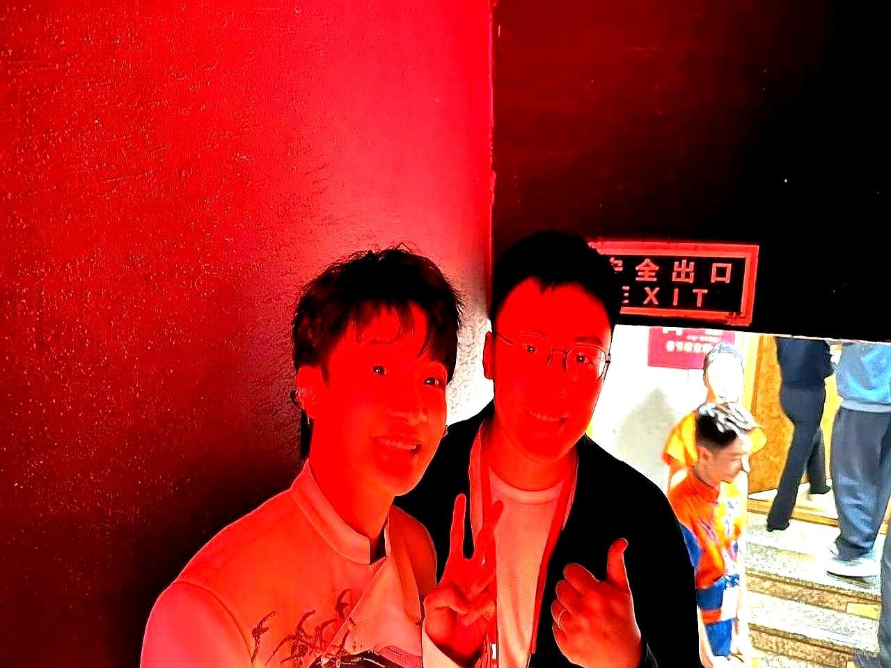 央视后台灯都快灭了，周深突然折返，弯腰往56个孩子手里挨个塞红包。他从兜里