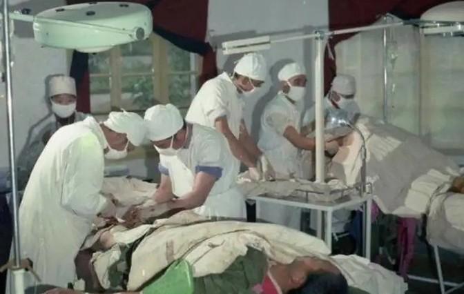 1979年，我军边防战士巡逻时，突然发现一个衣衫破烂、手脚溃烂的人，只见他身旁有